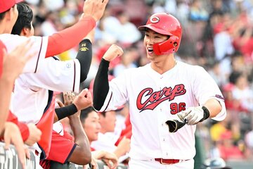 ８回に決勝打を放ち、直後に坂倉将吾のタイムリーで生還した広島・中村奨成