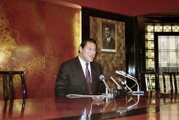 人質解放が決まり会見するアントニオ猪木（１９９０年１２月）