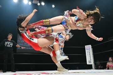 暁千華（左）に同時ドロップキックを決めるＳａｒｅｅｅと彩羽匠（奥）