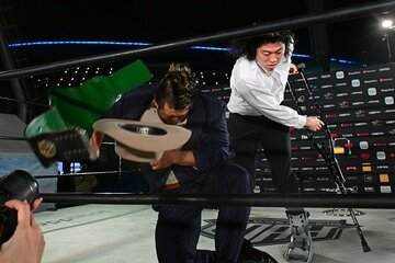 GHC王者・稲村愛輝を松葉づえで急襲するOZAWA(右)