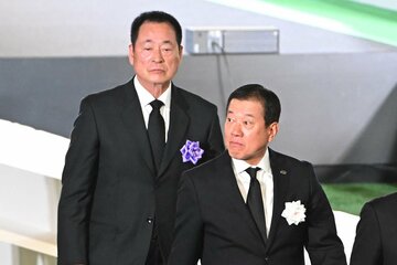 長嶋茂雄さんお別れの会に参列した原辰徳氏(後ろは中畑清氏)