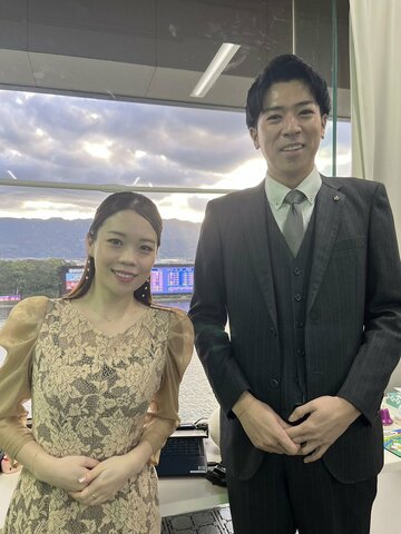 元日、からつで初日の出を迎えた牧原真由さん(左)と、解説者の渡辺裕介さん