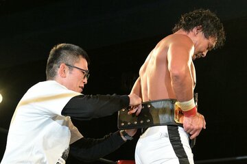 中嶋勝彦（右）にベルトを巻く青木真也