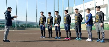  矢野燿大監督に訓示を受ける（左から）森木大智、鈴木勇斗、桐敷拓馬、前川右京、豊田寛、中川勇斗、伊藤稜(東スポWeb)
