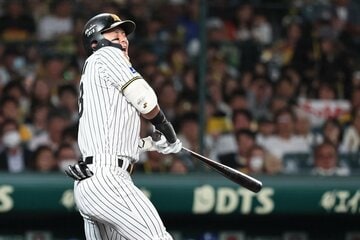 ２回、振りにいった球が死球となってしまった阪神・前川右京　