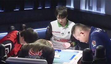  対局後に頭を下げる４人。誰もが最善を尽くした（Ｃ）ＡｂｅｍａＴＶ