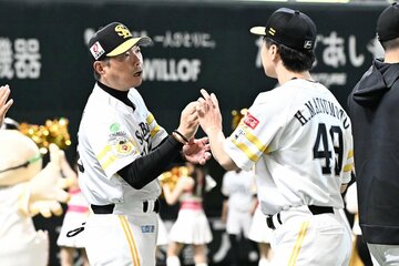 松本晴(右)から監督通算200勝のウイニングボールをもらうソフトバンク・小久保監督