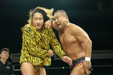 田中将斗(左)の弾丸エルボーを食らう黒潮TOKYOジャパン（©博文社）