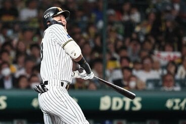 ２回、振りにいった球が死球となってしまった阪神・前川右京　