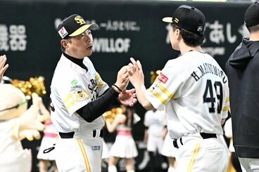 松本晴(右)から監督通算200勝のウイニングボールをもらうソフトバンク・小久保監督