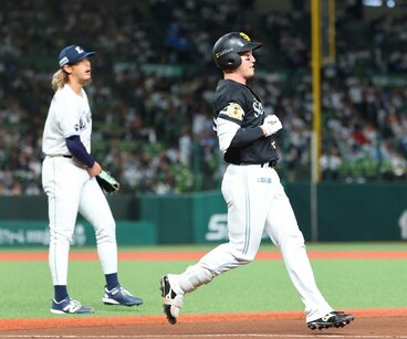 ６回、高橋（左）の前に内野ゴロに倒れた栗原