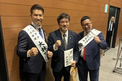 中山泰秀衆院議員(中)、鹿田松男府会議員(右)とともに健闘を誓ったゼウス