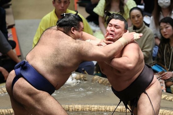 高安(左)の引き落としに屈し、初黒星がついた霧島