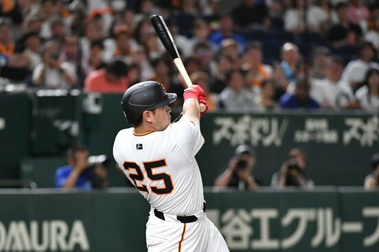 ６回、勝ち越しの２３号ソロを放った巨人・岡本和真