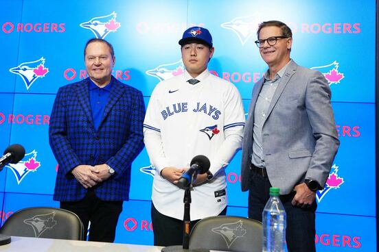 ブルージェイズに入団した岡本和真（中央、ロイター）