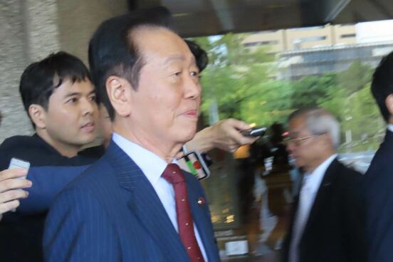 足早に会場を立ち去る小沢一郎氏
