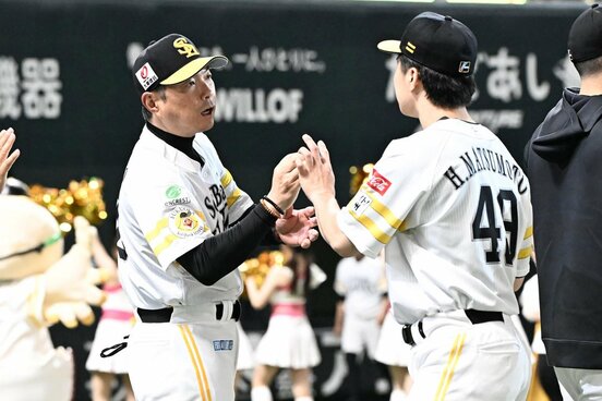 松本晴(右)から監督通算200勝のウイニングボールをもらうソフトバンク・小久保監督