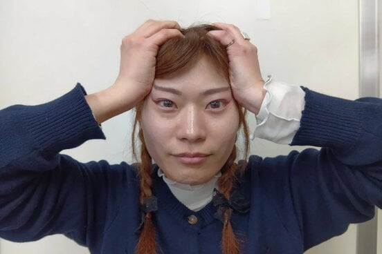 頭皮を上に持ち上げた状態で目をつむってパッと開いて頭皮を柔らかくしよう