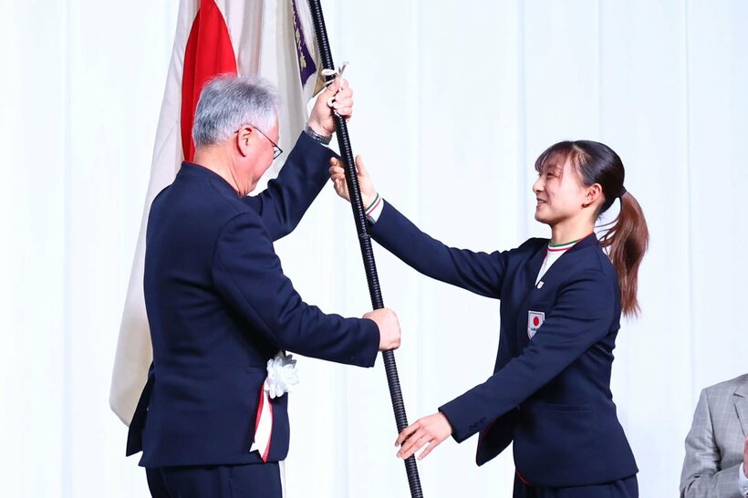 団旗を返還する坂本花織