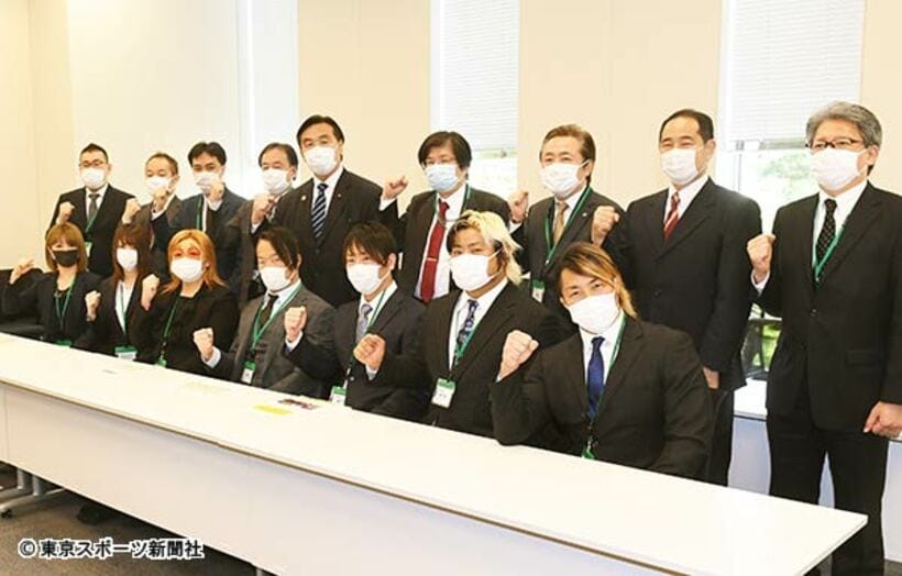  馳浩衆議院議員（後列左から５人目）に要望書を提出したレスラー、関係者
