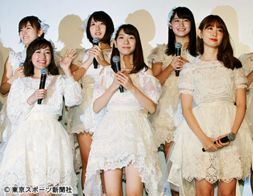 舞台あいさつに登場した（前列右から）小嶋陽菜、柏木由紀、渡辺麻友ら