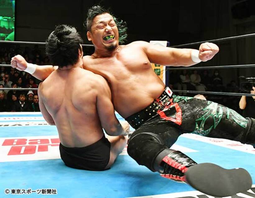  ２０日の後楽園大会で鷹木は上村優也（左）にラリアート