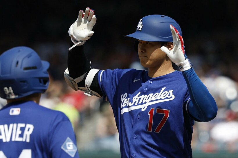 ビジター用新ユニホームで1号を放った大谷（ロイター）