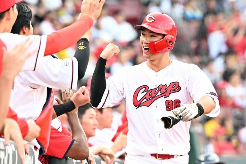 ８回に決勝打を放ち、直後に坂倉将吾のタイムリーで生還した広島・中村奨成