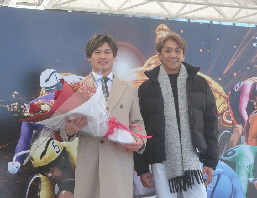 森且行(右)から花束を渡された新Ｓ班の阿部拓真