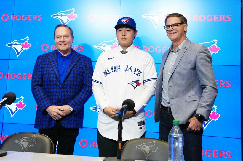 ブルージェイズに入団した岡本和真（中央、ロイター）