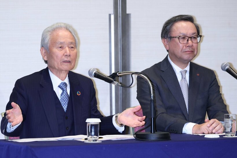 会議後に会見する議長の日本ハム・井川オーナー（右）と榊原コミッショナー