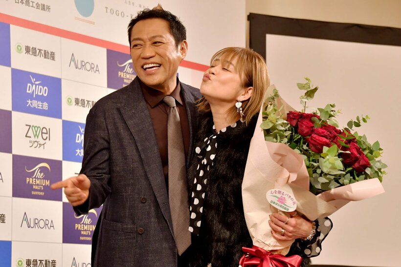 妻の智子さん(右)に、記念のキスをせがまれるはなわ