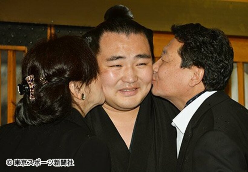 両親から頬にキスされる鶴竜