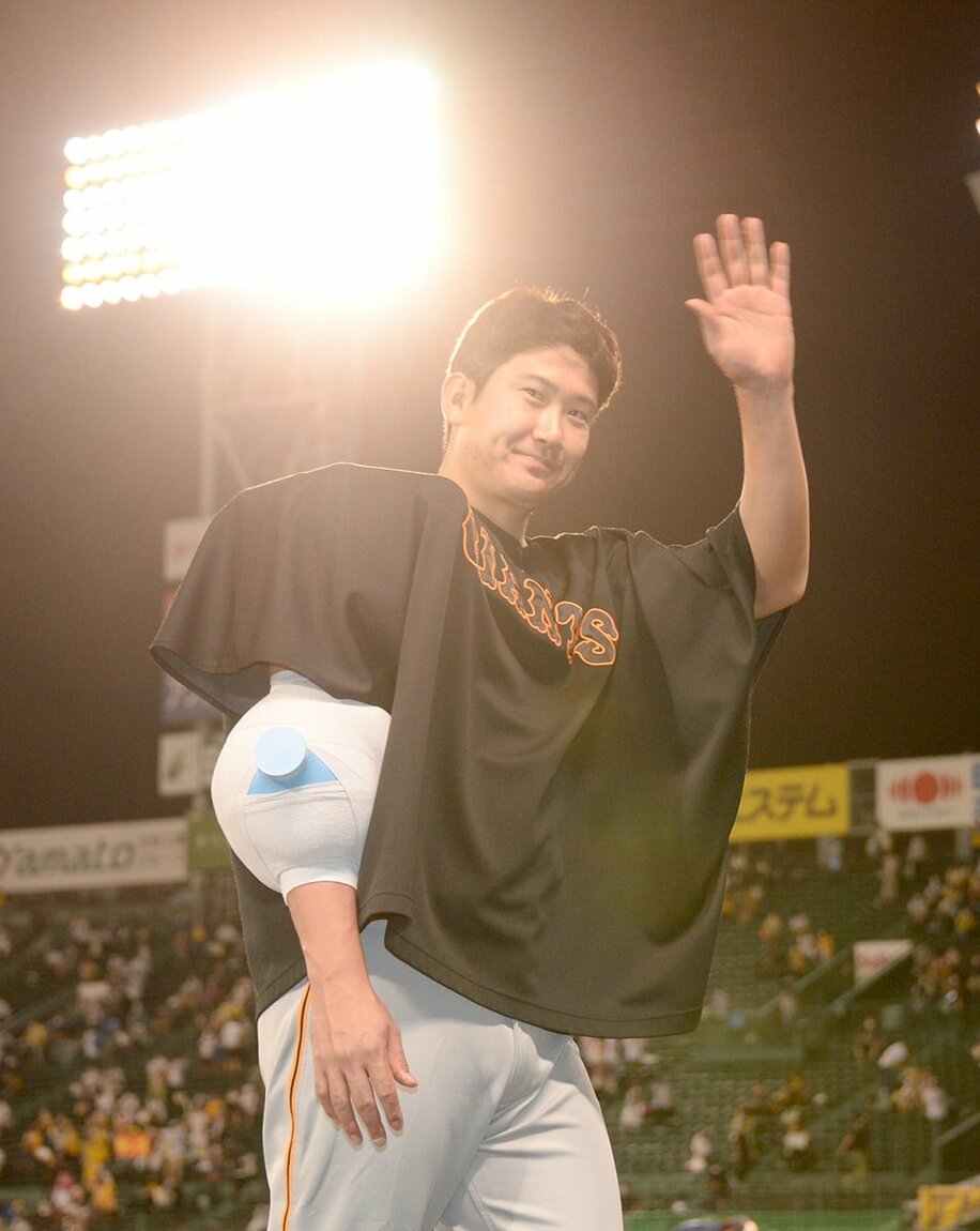  試合後、ファンに手を振る巨人・菅野