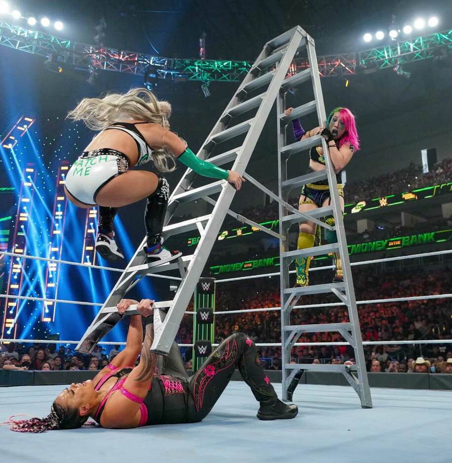  女子ラダー戦でアスカ(右)はリブ・モーガン(左)に妨害された。下はタミーナ(©2021 WWE, Inc. All Rights Reserved.)