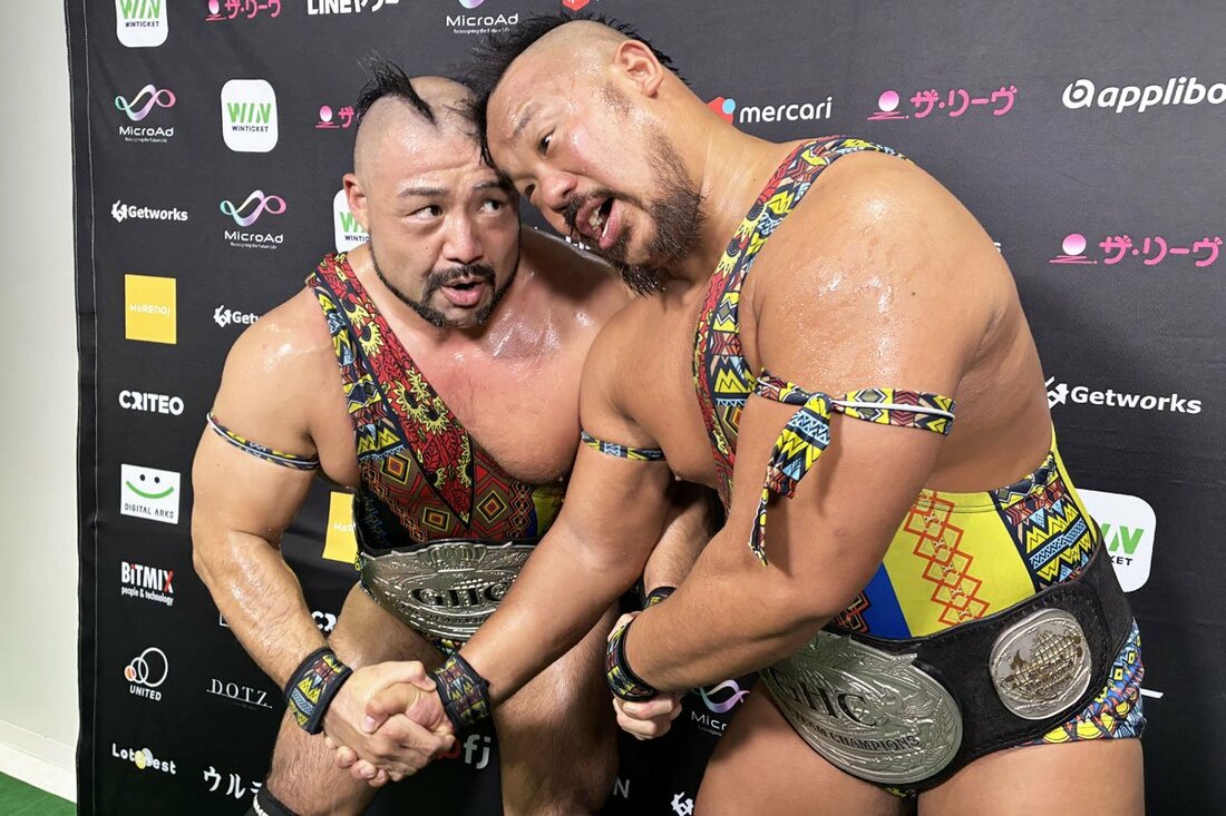 試合後のバックステージも「情熱MAX」すぎる征矢学(左)と飯野雄貴