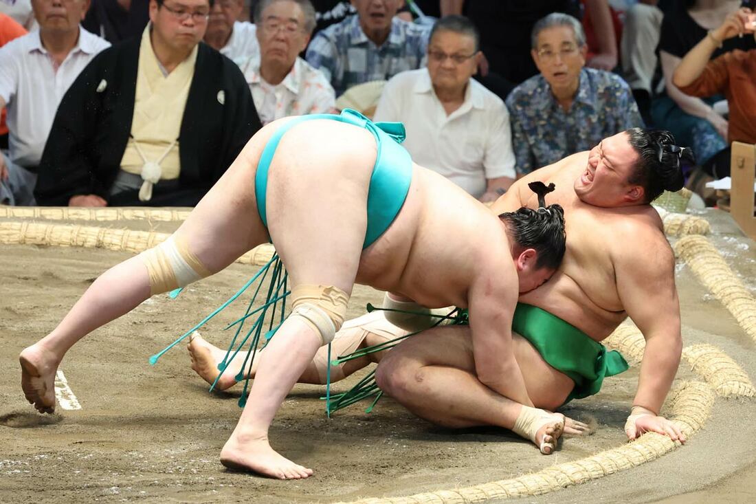 激痛で苦悶の表情を浮かべる朝乃山(2024年7月17日)