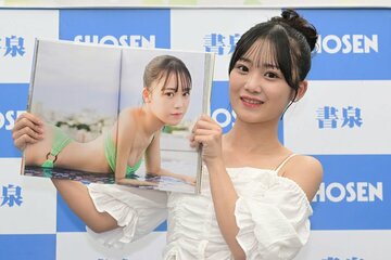 写真集をアピールする橋田歩果