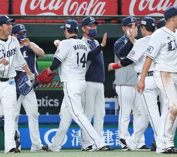  完勝しナインを迎える西武・辻発彦監督（東スポWeb）