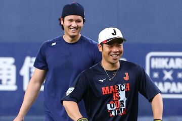 日本ハム時代からの「絆」は健在のソフトバンク・近藤健介(右)と、ドジャース・大谷翔平