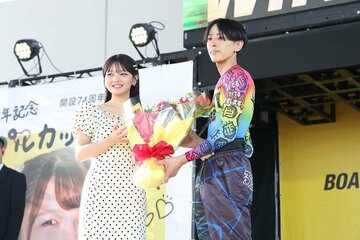 GⅠ尼崎センプルカップでは、優勝した加藤翔馬(左)に花束を渡した福留光帆