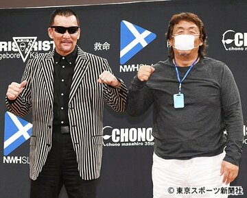  トークショーを行った蝶野正洋（左）と長州力