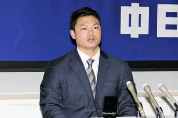 入団会見で中日での巻き返しを誓った細川
