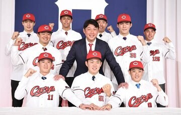 （前列左から）斉藤汰直、平川蓮、勝田成、（中列左から）工藤泰己、新井貴浩監督、赤木晴哉、（後列左から）小林結太、西川篤夢、高木快大、岸本大希