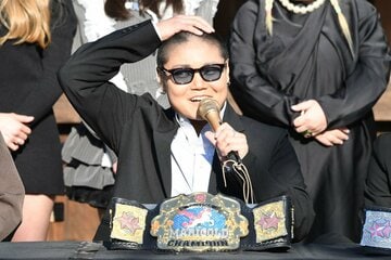 丸刈り姿で登場したＣＨＩＡＫＩ