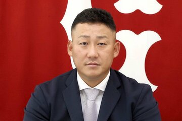 契約更改後に取材に応じる中田（球団提供）