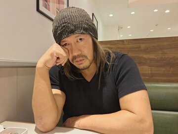 憂鬱そうな表情で、ファミレス取材を受けた内藤哲也