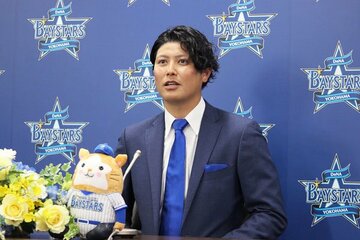  入団会見に臨んだ宮国（ⒸYDB）