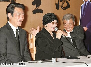  会見で笑顔を見せる（左）から神田正輝、石原まき子夫人、舘ひろし