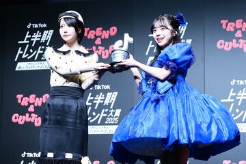 CUTIE STREET・増田彩乃(右)にミュージック部門のトロフィーを渡すあの